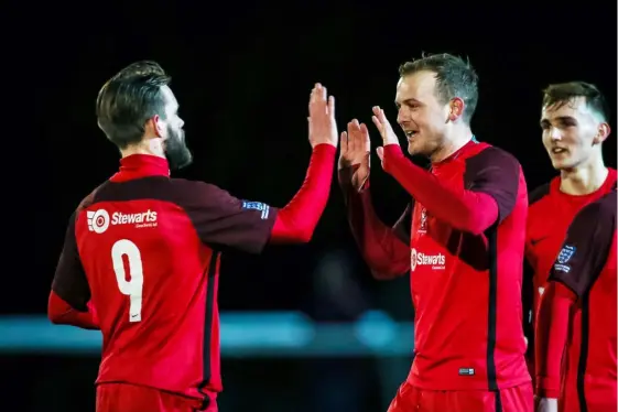  ?? Pictures: Neil Graham ?? Binfield are into the Floodlit Cup final