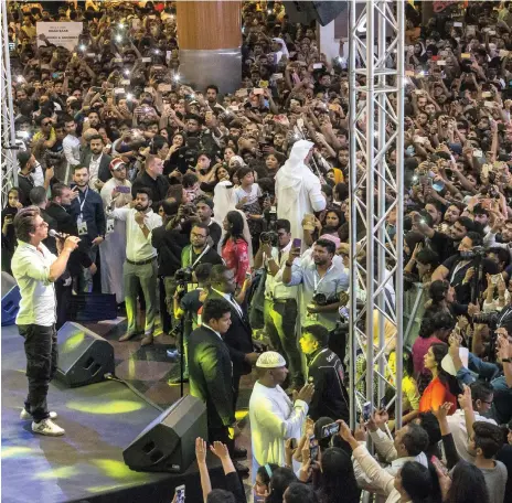  ?? Antonie Robertson / The National ?? Bollywood actor Shah Rukh Khan at Dalma Mall in Mussaffah to promote his new movie