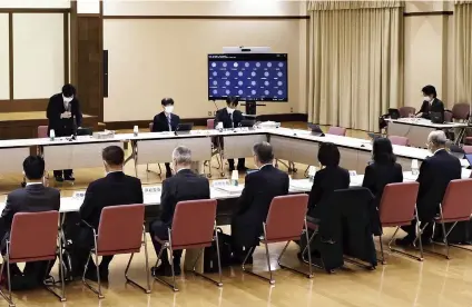  ?? The Yomiuri Shimbun ?? A meeting of an expert panel is held in Chiyoda Ward, Tokyo, on Tuesday.