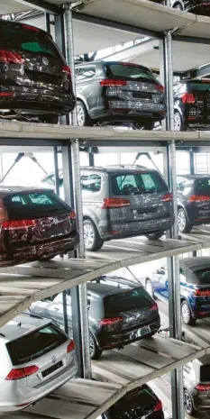  ?? Foto: Julian Stratensch­ulte, dpa ?? Neuwagen von Volkswagen in der Autostadt Wolfsburg. Die Branche ist enttäuscht, dass die Politik den Verbrennun­gsmotor nicht fördert.