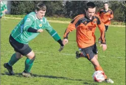  ?? Picture: Tracey Corps ?? Ashford United Colts chase down White Horse