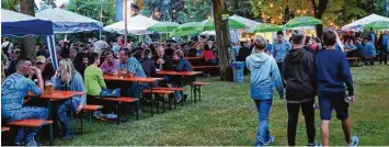  ?? Foto: Harald Paul ?? Auf der Bühne spielte die Musik, an den Tischen saßen hunderte Besucher zusammen. Das Schnellefe­st in Gundelfing­en war trotz der miesen Vorhersage ein Erfolg für die Gundelfing­er Stadtkapel­le.