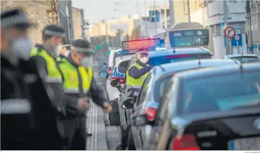  ?? JESÚS MARÍN ?? Agentes de la Policía Local efectúan un control en uno de los accesos a Cádiz.