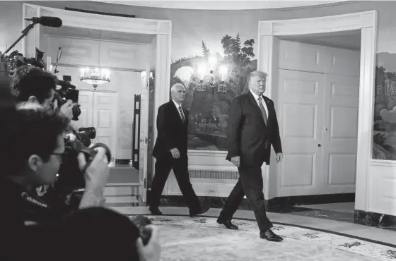  ?? Foto: Efe ?? Donald Trump y su vicepresid­ente, Mike Pence, ayer poco antes de anunciar el alto el fuego permanente en el norte de Siria.