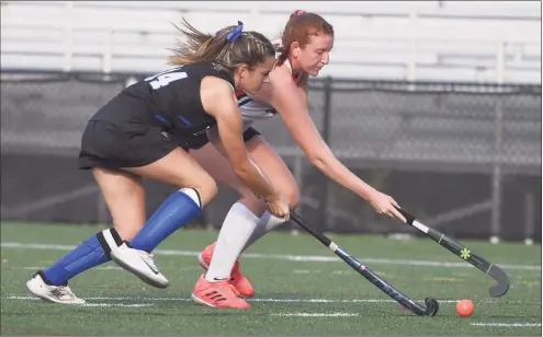  ?? Dave Stewart / Hearst Connecticu­t Media file photo ?? New Canaan’s Molly Mitchell and Darien’s Emma Riley (14) battle for the ball during a field hockey game at Dunning Field in October 2020.