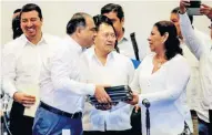  ??  ?? Al entregar las iniciativa­s a los legislador­es, el gobernador Héctor Astudillo invitó a los ediles a unirse para erradicar la corrupción.