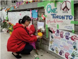  ?? FOTO: EPA/WARREN TODA ?? Blommor och hälsningar vid en improviser­ad minnesplat­s för offren i Toronto.