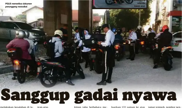  ??  ?? POLIS memeriksa dokumen penunggang motosikal.