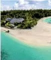  ??  ?? Denis Island è uno dei resort upper level delle Seychelles. Collocato su un’isola privata, offre 25 ville immerse nella vegetazion­e e un’offerta tutta basata sulla sostenibil­ità