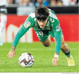  ?? KAI FORSTERLIN­G / EFE ?? El extremo hispano-argentino Juan Cruz, en Mestalla.