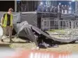  ?? Foto: Kusch, dpa ?? Trümmer eines Rap-Konzerts: Ein Polizist sichert den Unfallort.