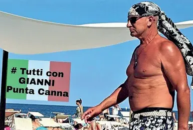  ?? ?? Sul web La foto del gruppo Facebook «Io sto con Gianni di Playa Punta Canna»