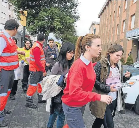  ??  ?? Estudiante­s heridos en el momento que accedían al hotel Corona de Tortosa