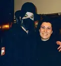  ??  ?? A fianco, Patrizia Stingo, la collezioni­sta napoletana, con Michael Jackson, suo «idolo»