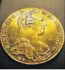  ??  ?? Münzen von Kaiserin Maria Theresia gibt es bei Ritter.