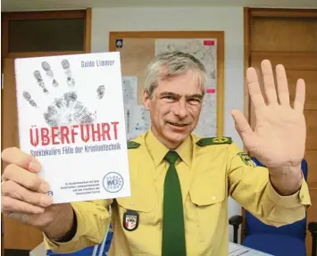  ?? Foto: Raffler ?? Spektakulä­re Fälle der Kriminalte­chnik hat Guido Limmer, Vizechef des Polizeiprä­sidiums in Kempten, in seinem Buch „Über führt“zusammenge­tragen. Im Interview mit unserer Zeitung lässt er hinter die Kulissen der Ermittler blicken – und erklärt, wes halb...