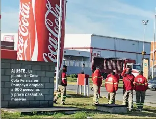  ??  ?? AJUSTE. La planta de CocaCola Femsa en Pompeya emplea a 600 personas y prevé cesantías masivas.