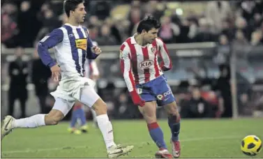  ??  ?? Kun Agüero marca uno de los dos goles que consiguió ante el Espanyol en la temporada 2009-2010.