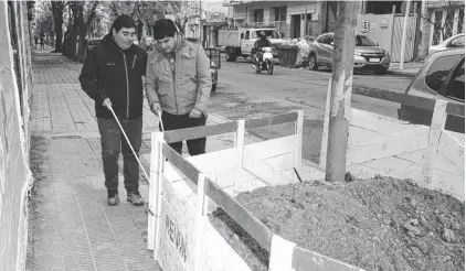  ?? FOTOS: RODRIGO GARCÍA-LA NUEVA. ?? Escollos de todo tipo se encuentran las personas discapacit­adas en las calles de Bahía Blanca.