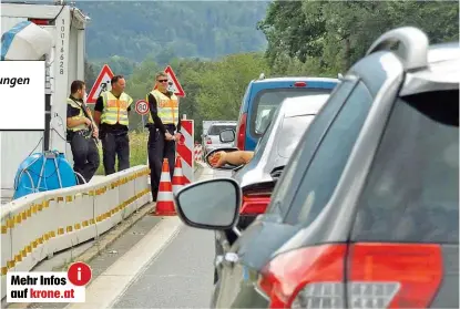  ??  ?? Grenzkontr­ollen bedeuten eine zusätzlich­e Geduldspro­be für die Autofahrer in der Reisezeit