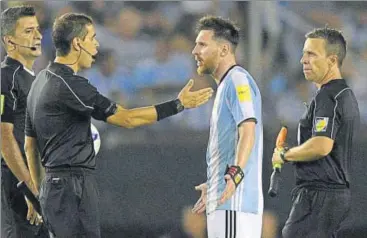  ?? AFP ?? Lionel Messi (2nd right) argues with second assistant referee Marcelo Vangasse during the game against Chile.