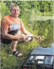  ?? FOTO: CBM ?? Gewässerwa­rt Michael Schoch vom Fischer- und Naturschut­zverein Aulendorf entnimmt dem Mahlweiher eine Wasserprob­e.