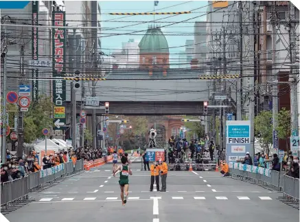  ??  ?? Las clásicas pruebas del atletismo de fondo se verán desangelad­as en las calles de Sapporo.