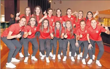  ??  ?? EN LA FINAL. Las jugadoras españolas posan antes de luchar por el título frente a Portugal.