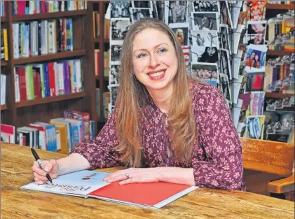  ?? / J. LOUIS (GETTY) ?? Chelsea Clinton firma ejemplares de su nuevo libro en Coral Gables (Florida) el pasado lunes.