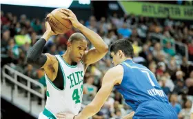  ??  ?? República Dominicana está representa­da por Al Horford (con el balón) y Turquía por Ersan Ilyasova, de los Hawks (en gestión defensiva).