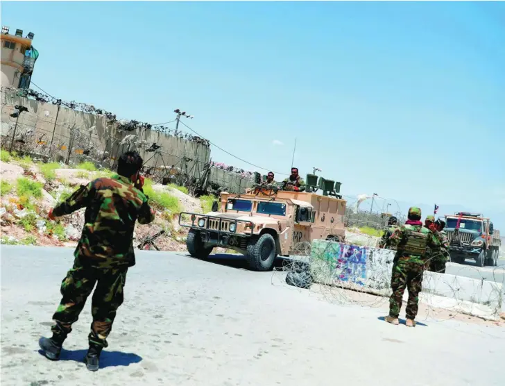  ?? REUTERS ?? Soldados afganos hacen guardia ayer frente a la base militar estadounid­ense de Bagram