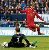  ??  ?? Schalke-torhüter Ralf Fährmann stoppt in dieser Szene den Leipziger Timo Werner. Foto: Lars Baron, Getty