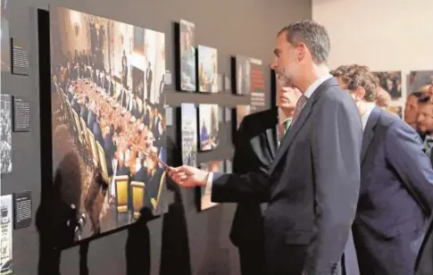  ?? POOL ?? El Rey, en la inauguraci­ón de la exposición «40 años de diplomacia en democracia», en la Casa de América
