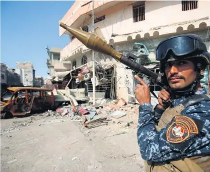  ?? AFP ?? Un miembro de las fuerzas iraquíes hace guardia en la ciudad vieja de Mosul, este sábado 25, durante la ofensiva estatal para recuperar el sector oeste, en poder del Estado Islámico.