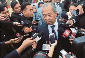  ?? PIC BY MOHD YUSNI ARIFFIN ?? Home Minister Tan Sri Muhyiddin Yassin speaking to the media at the Parliament lobby recently.