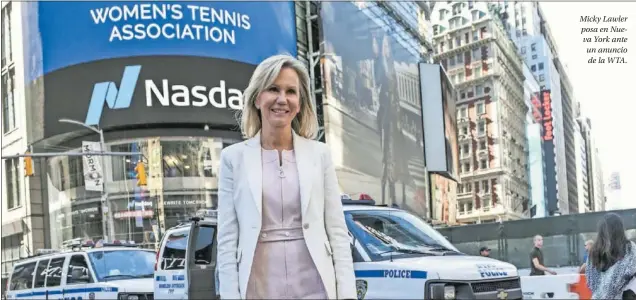  ?? ?? Micky Lawler posa en Nueva York ante un anuncio de la WTA.