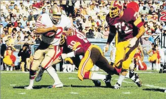  ?? FOTOS: EFE ?? Izquierda, O.J. (nº 32, de blanco) en acción durante un partido de 1978 con San Francisco 49ers. A la derecha junto a su ex esposa Nicole Brown, de cuyo asesinato fue inculpado y del que salió no culpable por falta de pruebas