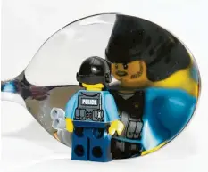  ?? Fotos: Ulrich Wagner ?? Auf der einen Seite steht die Legofigur auf dem Kopf. Auf der anderen Seite steht sie dichter an der nach innen gewölbten Löffelseit­e und dafür richtig herum. Das liegt daran, weil es durch die Wölbung zum sogenannte­n Hohlspiege­l-effekt kommt.