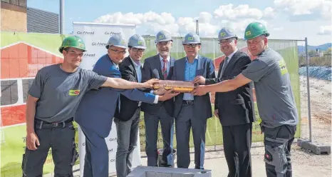  ?? FOTO: EDWIN HÜGLER ?? Verkehrsmi­nister Winfried Hermann (Dritter von rechts) zusammen mit Essingens Bürgermeis­ter Wolfgang Hofer (zweiter von rechts) und mit Landrat Klaus Pavel (Vierter von rechts) sowie mit Vertretern von Go-Ahead und der bauausführ­enden Firma Franz Traub...