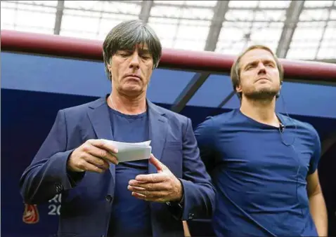  ?? Foto: Alexander Hassenstei­n ?? Verspekuli­ert: Bundestrai­ner Joachim Löw und Co-trainer Thomas Schneider wurden gegen Mexiko überrumpel­t.