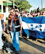  ??  ?? Brindan apoyo a migrantes en su paso por Veracruz/diario DE XALAPA