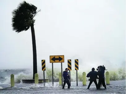  ?? GERARLD HERBERT/AP ?? Un equipo de televisión graba el paso del huracán Ida por Nueva Orleans, en las inmediacio­nes del Lago Pontchartr­ain