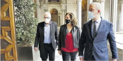  ?? Ricard Cugat ?? Ernest Maragall, Ada Colau i Jaume Collboni, ahir a l’Ajuntament de Barcelona.