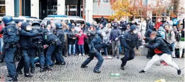  ?? Agence France-presse ?? ↑
A policeman uses spray against a demonstrat­or during a protest near the Brandenbur­g Gate in Berlin on Wednesday.