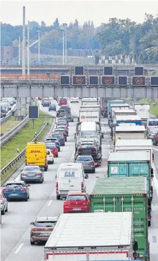  ?? FOTO: GEORG WENDT/DPA ?? 2020 haben viele Menschen coronabedi­ngt auf lange Autofahrte­n verzichtet. Deshalb wurden weniger Treibhausg­ase freigesetz­t.