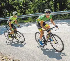  ?? FOTO: 0711-CYCLING ?? An den Anstiegen sahen die Konkurrent­en bei der Sibiu-Tour in Rumänien meist nur das Hinterrad von Moritz Fußnegger (rechts).