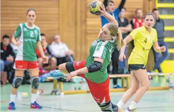  ?? FOTO: THOMAS SIEDLER ?? Die Handballer­innen der SG Hofen/Hüttlingen (grünes Trikot) mussten auch gegen Biberach eine Niederlage hinnehmen.