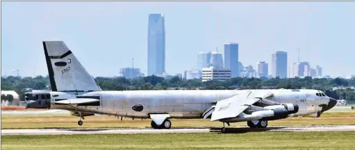  ??  ?? Le B-52 61-0007, alias « Ghost Rider » ou encore, pour les intimes, « Balls Seven », vu dans un fini métallique très inhabituel, témoignage de sa remise en service après son stockage à Davis Monthan. © USAF