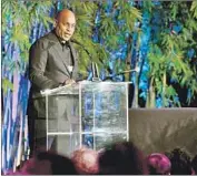  ?? Emma McIntyre Getty Images ?? ARTIST Glenn Ligon addresses the starry, sold-out crowd at the Hammer Museum’s Gala in the Garden.
