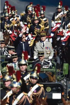  ?? (ALAIN ?? Emmanuel Macron et l’ex-chef d’état-major français Pierre de Villiers au défilé du 14 juillet 2017 sur les ChampsElys­ées.